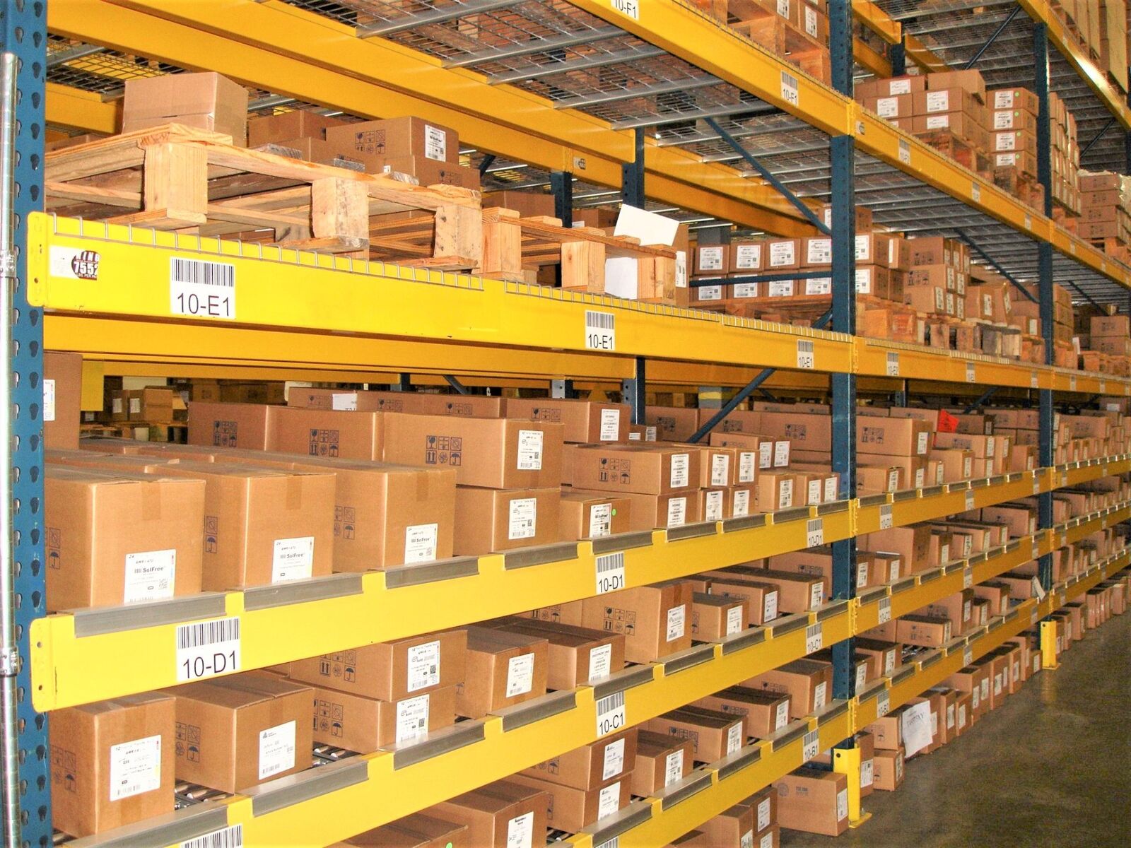 Carton flow rack with gravity wheel beds and case lanes
